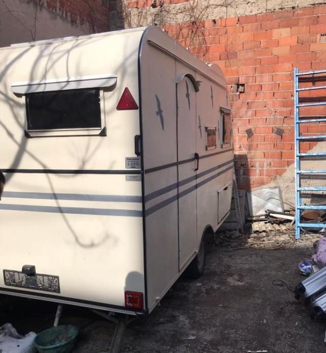 Çaldıkları karavanı internetten satmak isteyen çift yakalandı