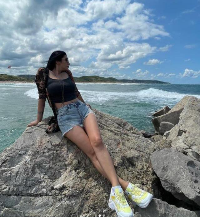 Aleyna Tilki'nin güzelliğiyle büyüleyen annesi Havva Öztel gençlik pozunu paylaştı, ortalık yıkıldı