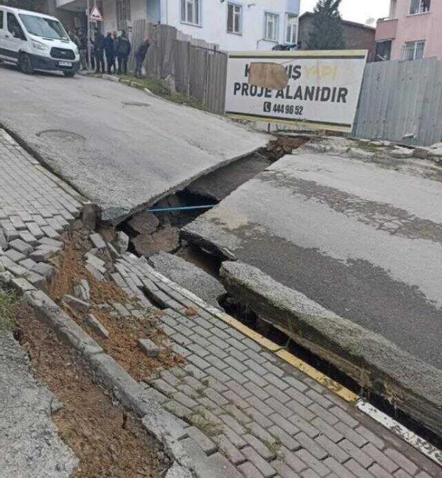 Olası deprem haberleriyle gündeme gelen İstanbul'da yoldaki çökme nedeniyle iki bina boşaltıldı