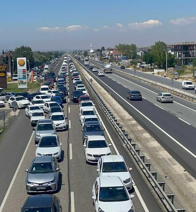Bayram tatili dönüşü yollarda yoğunluk! Marmaraereğlisi'nde araç kuyruğu 4 kilometreyi buldu