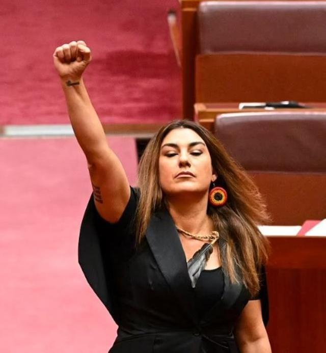 Parlamentoda yemin ederken Kraliçe Elizabeth'e 'sömürgeci' diyen senatör Lidia Thorpe'nin yemini kabul edilmedi