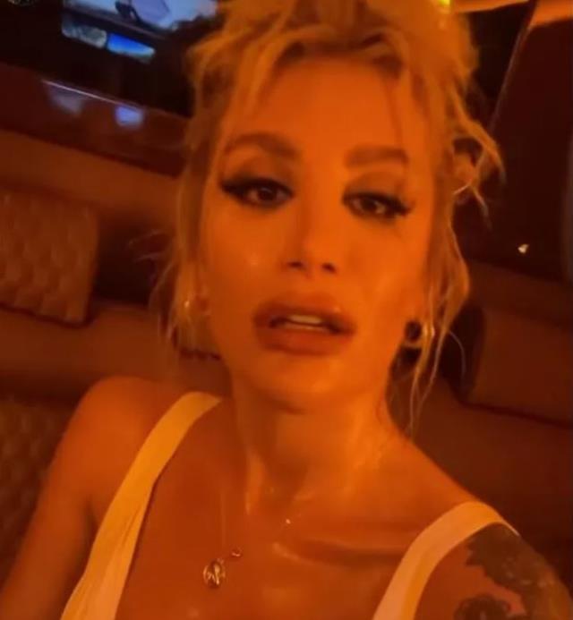 Ünlü şarkıcı İrem Derici sırılsıklam ter olduğu anları paylaştı, dekoltesi de bomba