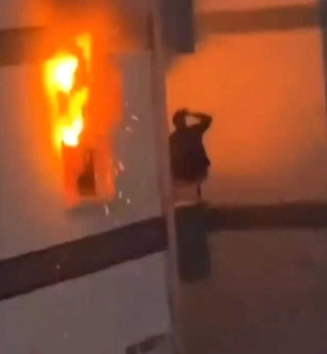 Evi alev alev yanarken balkona çıkıp, alkol almaya devam etti