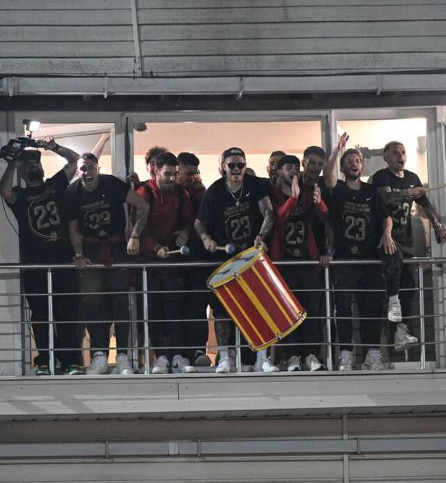 Şampiyon Galatasaray, Florya'yı yangın yerine çevirdi! Icardi'nin 'Aşkın Olayım' performansı geceye damga vurdu