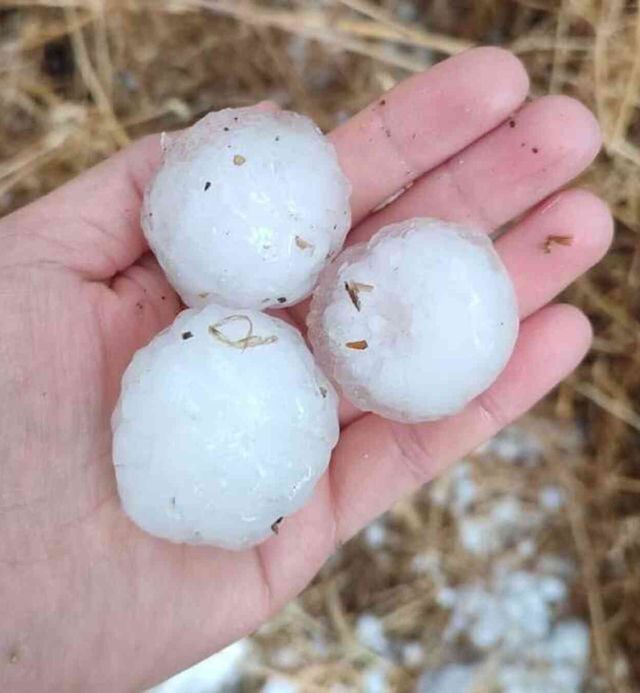 Meteoroloji uyarmıştı! 4 ile ceviz büyüklüğünde dolu yağdı