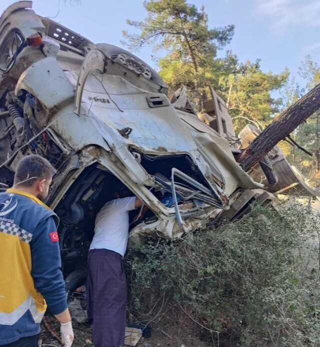 Bilecik'te tır 60 metre yükseklikten uçuruma yuvarlandı