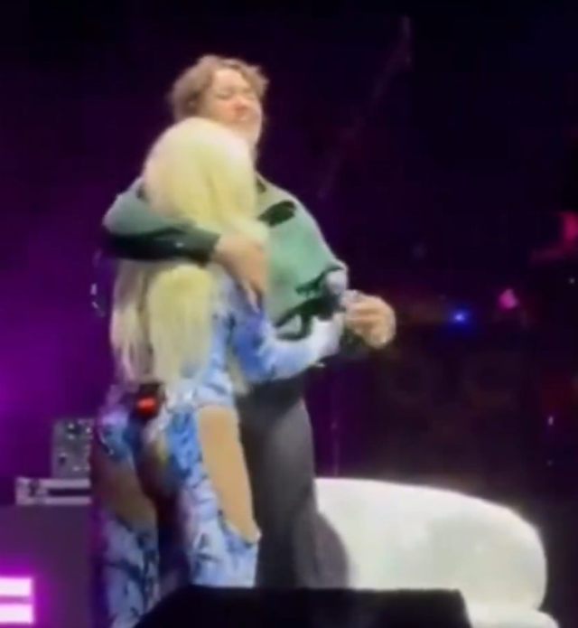 Ece Seçkin konserinde sahneye çıkan Yasemin Minguzzi, oğlunun en sevdiği şarkıyı söyledi Ece Seçkin konserinde sahneye çıkan Yasemin Minguzzi, oğlunun en sevdiği şarkıyı söyledi