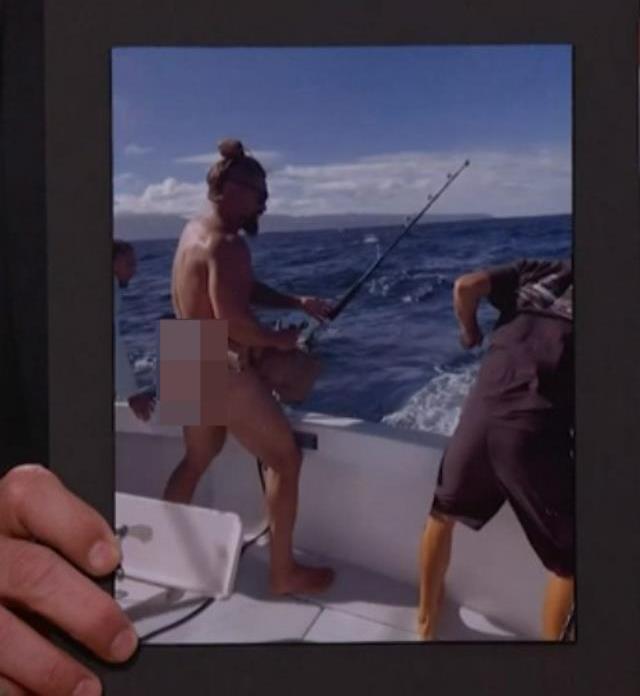 Ünlü oyuncu, sunucunun sorusuna cevap vermek için canlı yayında pantolonunu indirdi