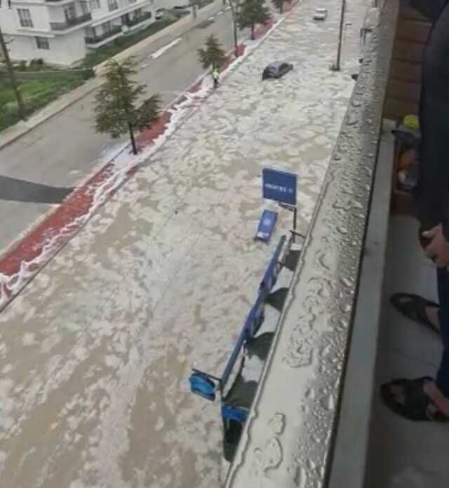 Sağanak ve dolu yağışı hayatı felç etti, araçlar mahsur kaldı