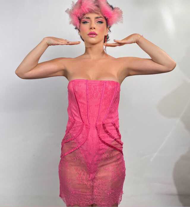 Merve Boluğur Barbie akımından geri kalmadı! Pozlarına beğeni yağdı