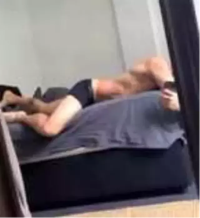 Ünlü oyuncu Serkay Tütüncü, yarı çıplak fotoğrafını paylaşıp sildi