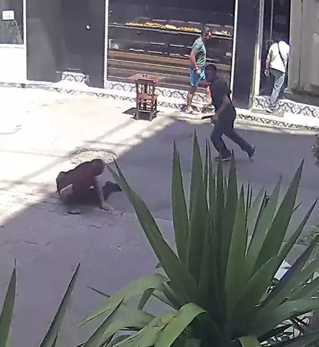 Para meselesi yüzünden tartıştığı kişiyi bıçaklayan şahıs, yaralıya ilk müdahaleyi kendisi yaptı