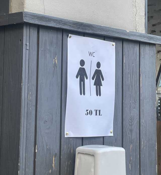 Çeşme bu kez yemek değil, tuvalet fiyatlarıyla gündemde! Görenler inanamadı