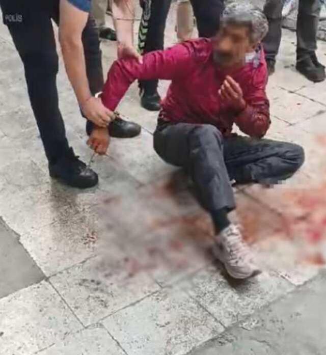 Kızıyla ilişkisi olduğunu iddia ettiği genci herkesin gözü önünde boğazından bıçakladı