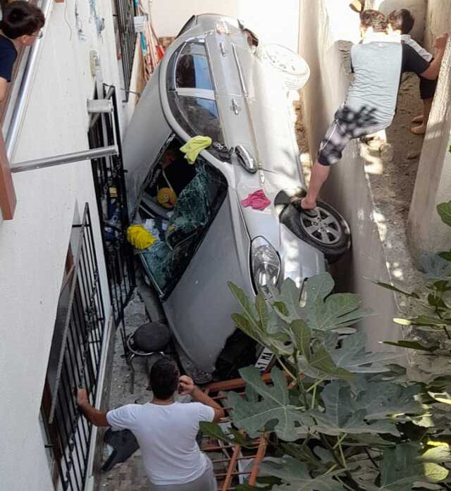 Çocukların içinde oynadığı otomobil 5 metre yükseklikten apartman boşluğuna düştü