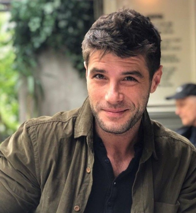 Uzak Şehir dizisinin sevilen oyuncusu Sinem Ünsal ile hakkında çıkan iddialar üzerine sıkça gündeme gelen Berk Cankat, televizyon dünyasının tanınan ve beğenilen isimlerinden biri haline geldi. Peki, Berk Cankat kimdir, kaç yaşında ve nerelidir? Profesyonel oyunculuk kariyeri boyunca hangi projelerde rol aldı? İşte, oyunculuğu ve özel hayatıyla ilgili en güncel ve detaylı bilgiler…
