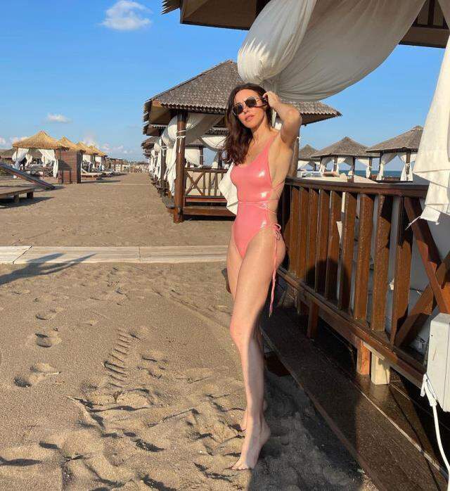 Tatil sezonunu açan 49'luk Defne Samyeli, peş peşe bikini ve mayolu pozlarını paylaştı