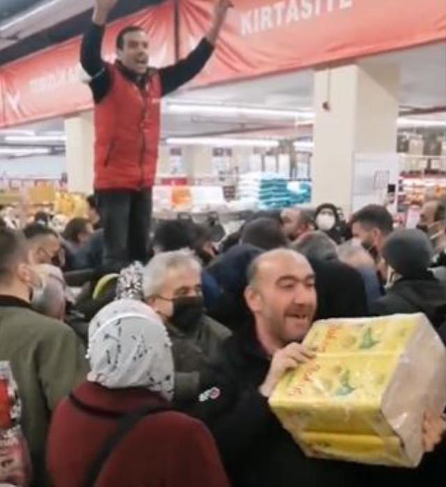 Yağ yüklü gemiler vatandaşın endişesini dindirmedi! Daha raflara dizilmeden kapış kapış aldılar