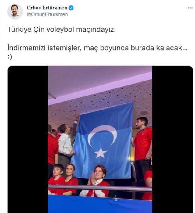 Milli maça damga vuran olay! Meral Akşener ve beraberindeler Doğu Türkistan bayrağı açarak Çin'i protesto etti