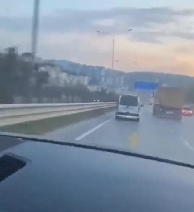 Abdülkadir Ömür büyük tehlike yaşattı! Trabzonsporlu yıldızın trafikteki hareketlerine tepki yağdı
