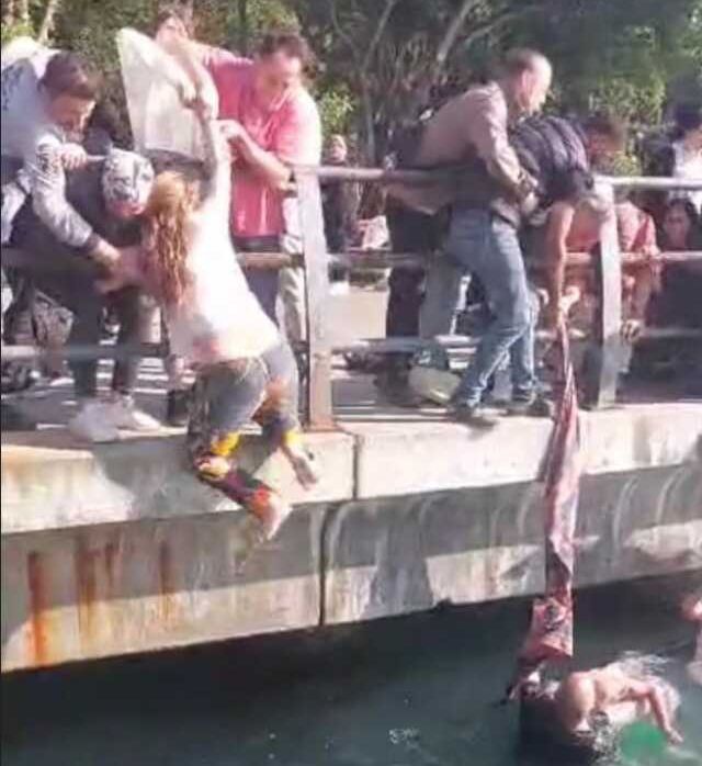 Üsküdar'da denizde can pazarı: Piknik örtüsü ile kurtarmaya çalıştılar