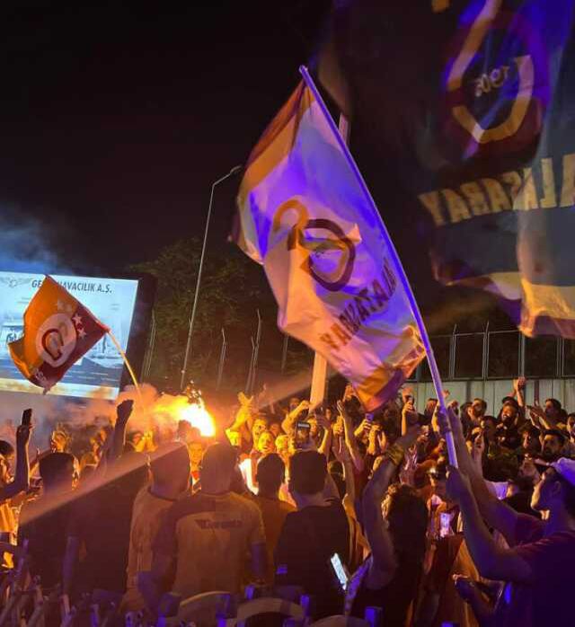 Ortaklık yangın yeri! Binlerce Galatasaray taraftarı Zaha'yı bekliyor