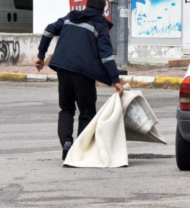Balkonda halı çırpan kadın beton zemine düşerek feci şekilde can verdi