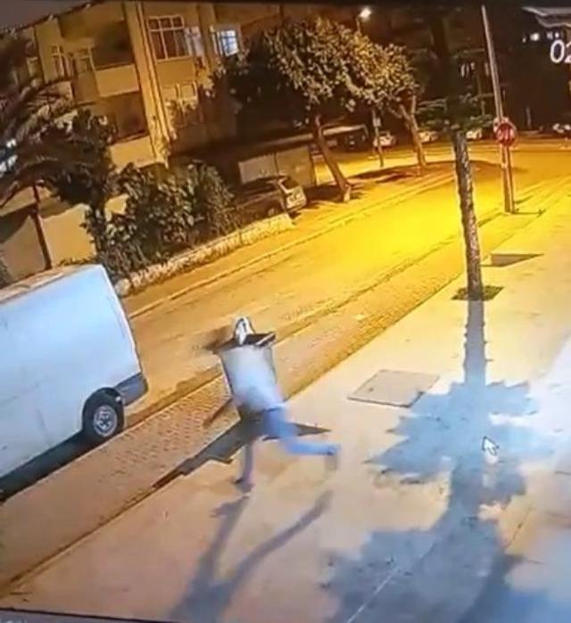 Kasadaki paraları boşalttı, giderken koca marketten yanına aldığı ürün herkese kahkaha attırdı