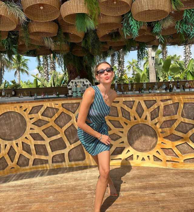 Kim der 2 çocuk annesi! Sinem Kobal'de süpr minili tatil pozları