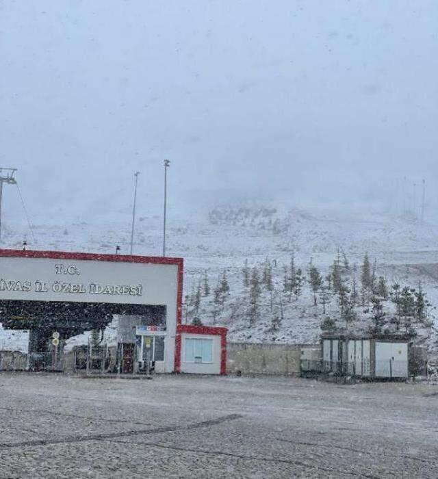 Meteoroloji'nin uyarıları sonrası kar yağışı etkili oldu! İstanbul'un yanı başı dahil bazı illerde kar kalınlığı 10 santimetreyi buldu