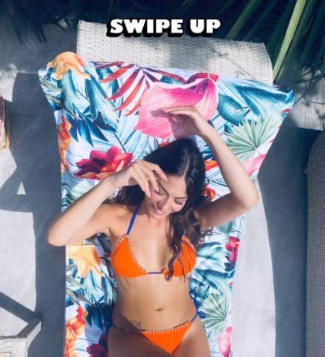 Demet Özdemir, turuncu bikinisiyle hayranlarını mest etti