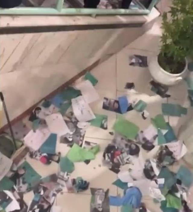 İran'lı kız öğrenciler başörtülerini çıkarıp Humeyni'nin fotoğraflarını yırttı