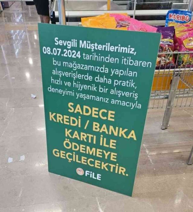 File Market'te nakit ödemeler kaldırılıyor mu? Mağazaya yerleştirilen tabela ortalığı karıştırdı