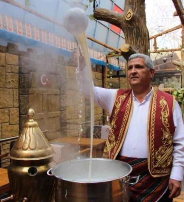 Cumhurbaşkanı Erdoğan gazetecilere ikram etti, ünü tüm Türkiye'ye yayıldı! Bucak salebi kilosu 1500 liradan satılıyor