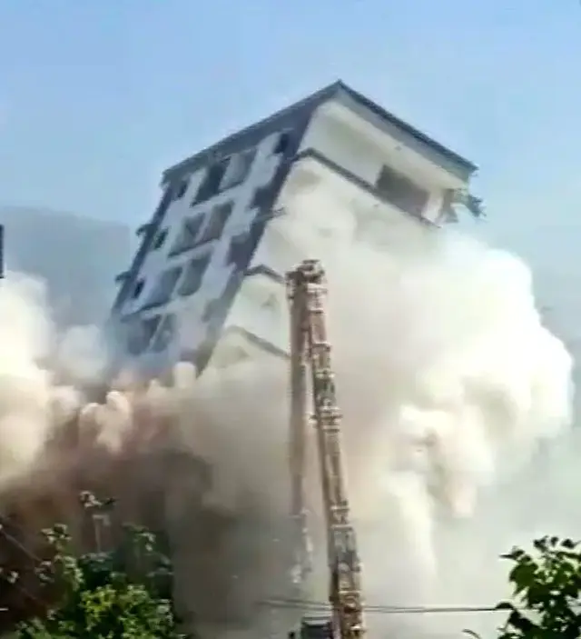 İzmir depreminde hasara gören bina kontrollü şekilde yıkılma istenirken kendi başına yıkıldı