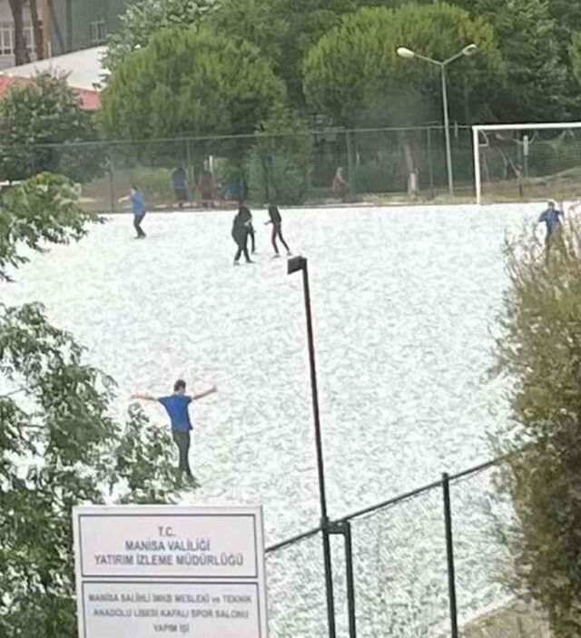 Meteoroloji uyarmıştı! 4 ile ceviz büyüklüğünde dolu yağdı