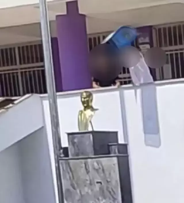 Öğrenciler, okul bahçesinde Atatürk büstüne saldırdı! Polis görüntülerden tespit edip gözaltına aldı