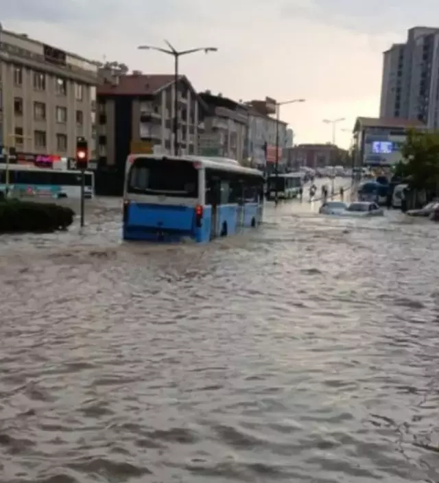 Ankara'da sağanak yağış hayatı felç etti
