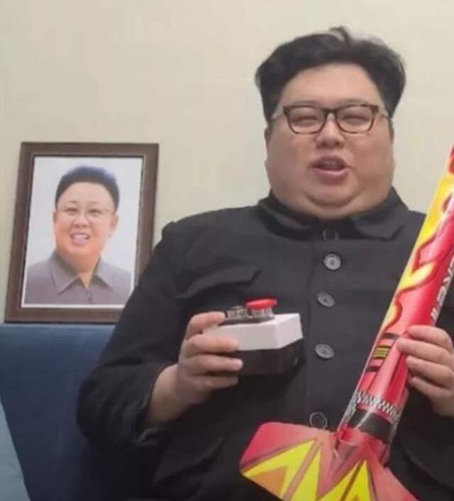 Kuzey Kore lideri Kim Jong-un'a benzeyen ve onunla alay eden Güney Koreli genç, her gün ölüm tehdidi alıyor