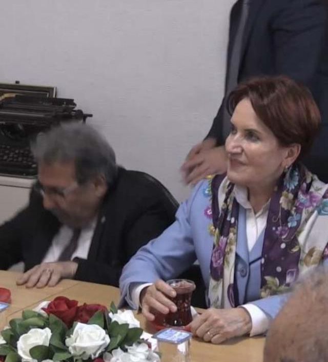 Akşener'in ziyaretine damga vuran an! Sandalye kırılınca yanındaki isim kendini yerde buldu