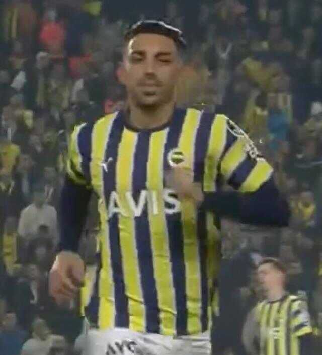 Derbide kırmızı kart gören İrfan Can Kahveci'nin sahayı terk etme şekli çok konuşuldu