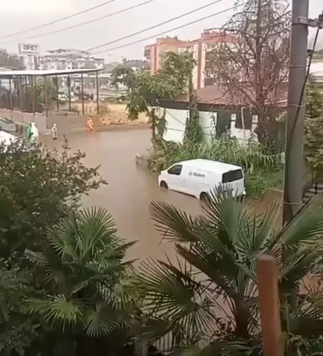 Onlarca araç ve vatandaş göle dönen alt geçitte mahsur kaldı