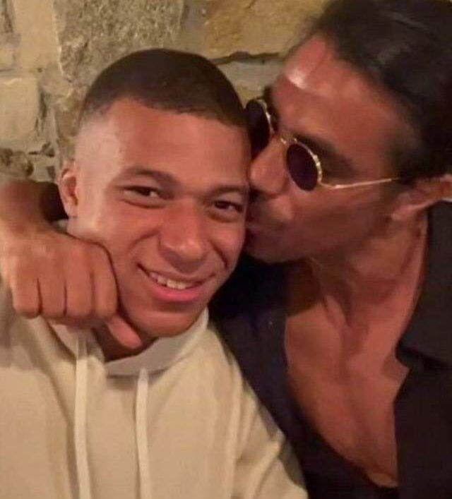 Nusret, dünyaca ünlü futbolcuları ağırladı! Mbappe'yi öptüğü anlar büyük ilgi gördü