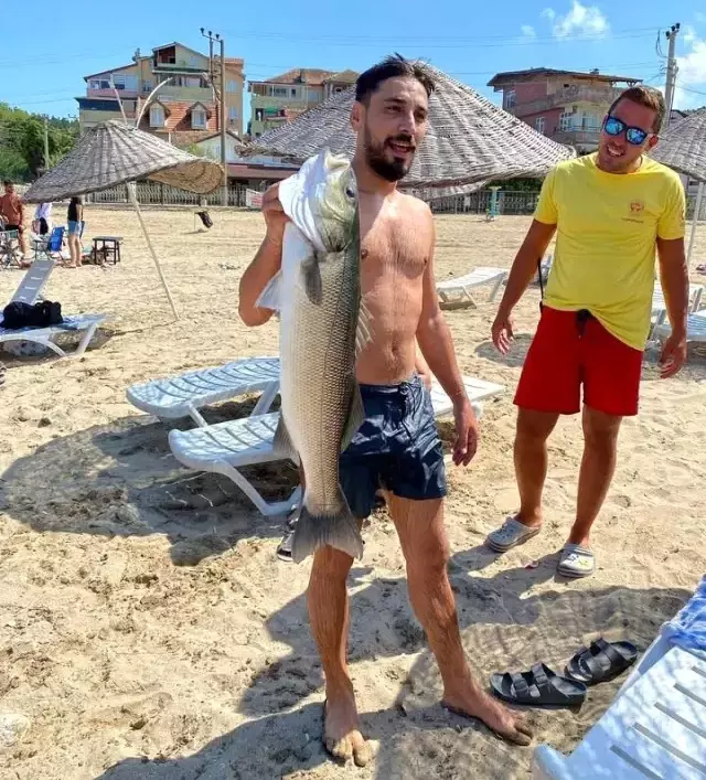 Sakarya'da Yüzen Kişi Denizden 6 Kiloluk Levrek Balığıyla Çıktı