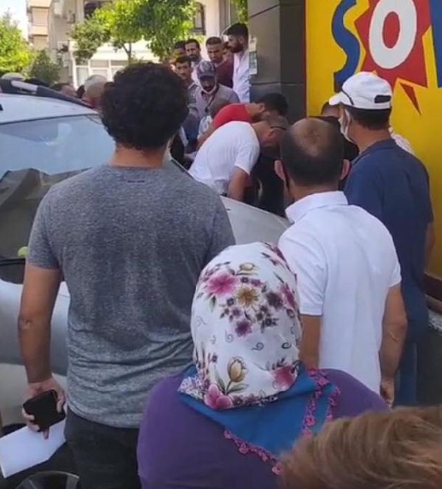 KUŞADASI'NDA TACİZ ŞÜPHELİSİNE LİNÇ GİRİŞİMİ