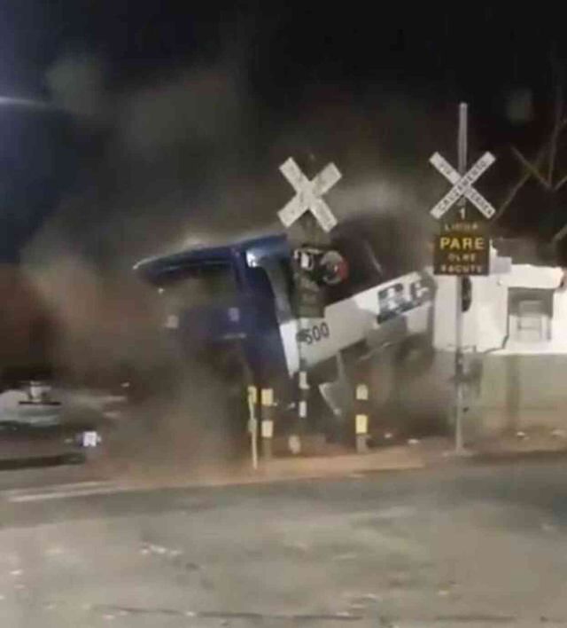 Brezilya'da hızlı tren, raylarda arızalanan otobüsü ikiye böldü: Şoför ve 6 yolcu mucizevi bir şekilde yara almadan kurtuldu