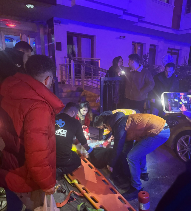 Sokak ortasında bıçaklanan kadın ağır yaralandı