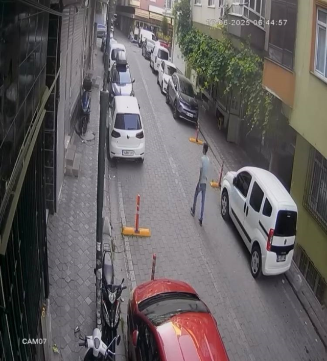 Zeytinburnu'nda sokak sokak dolaşıp araçların lastiklerini bıçakla patlattı