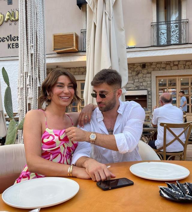 Futbolcu Alpaslan Öztürk, eşi Ebru Şancı'nın dekoltesine müdahale etti