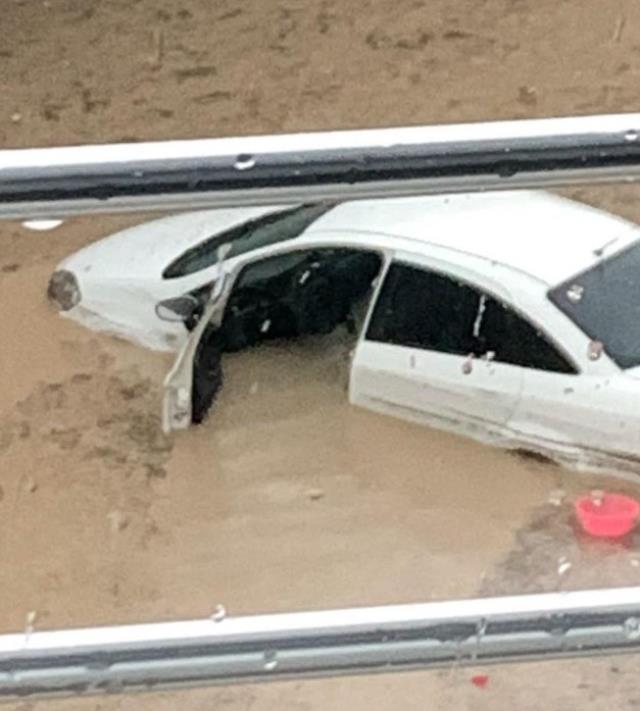 Bursa'da yaz yağmuru sele dönüştü! İşte hayatın felç olduğu kentten ilk görüntüler